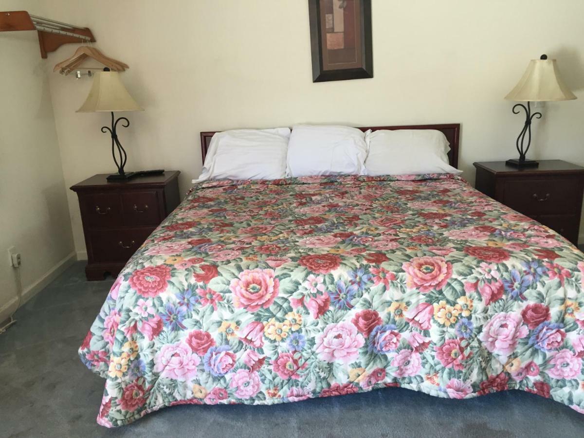 River Valley Inn Нийдълс Екстериор снимка