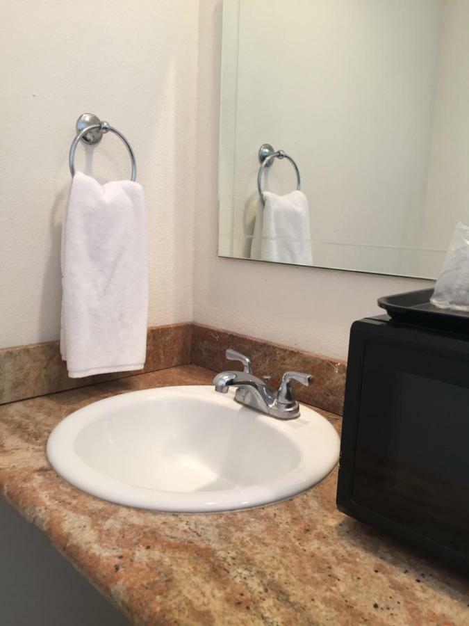 River Valley Inn Нийдълс Екстериор снимка