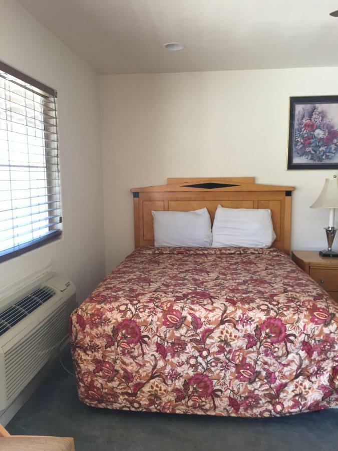 River Valley Inn Нийдълс Екстериор снимка