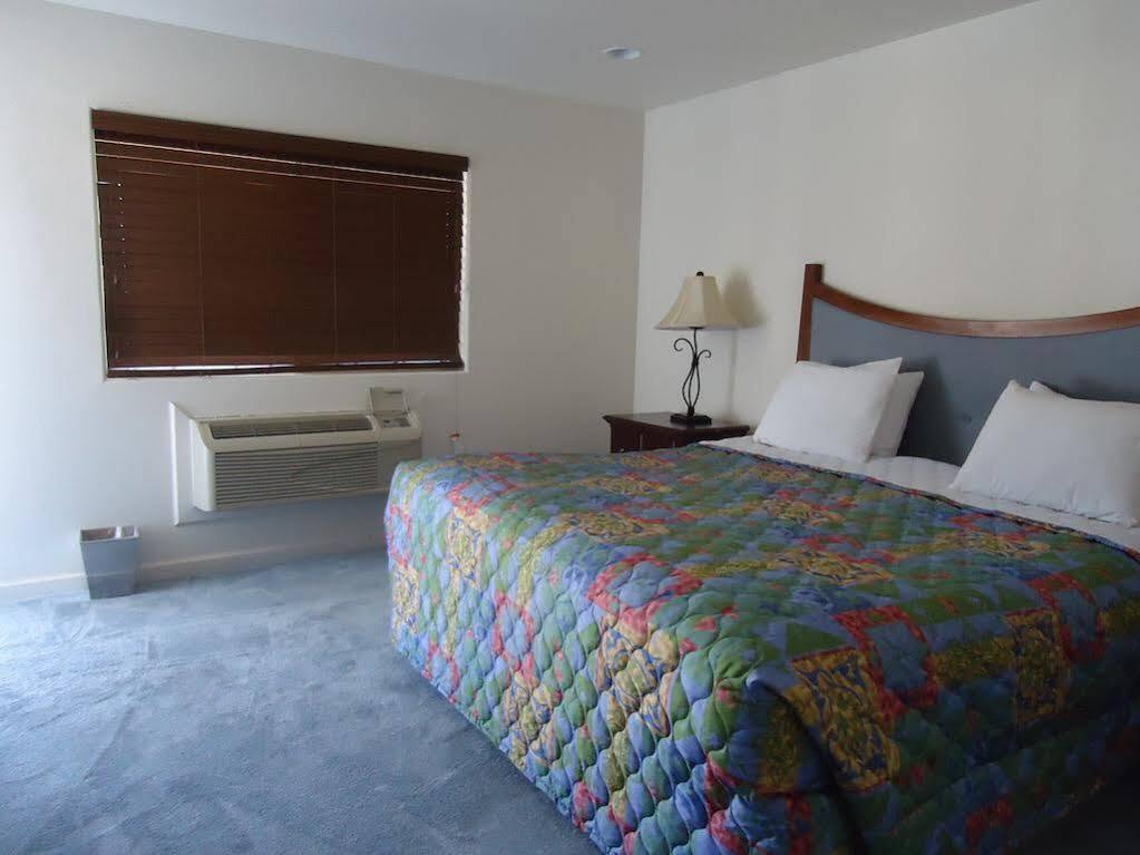 River Valley Inn Нийдълс Екстериор снимка