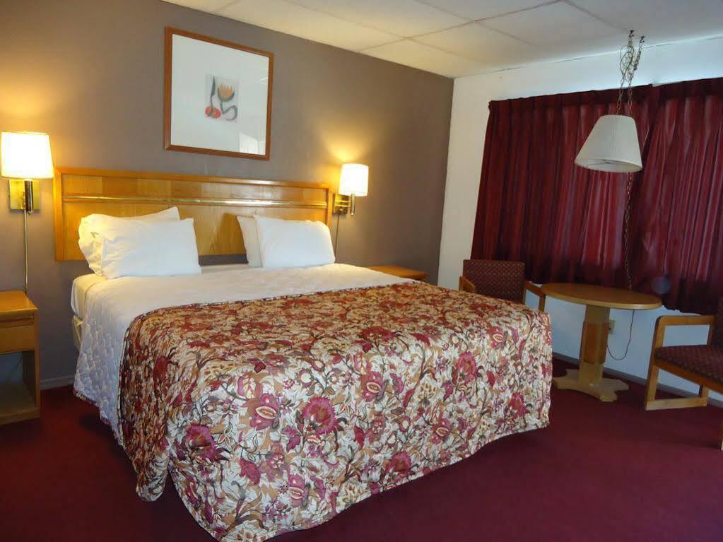 River Valley Inn Нийдълс Екстериор снимка